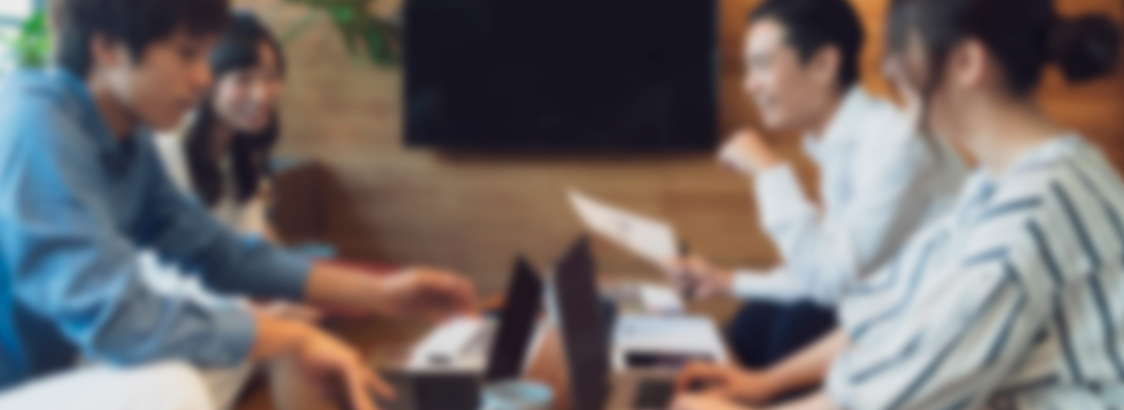 笑顔でミーティングしている写真