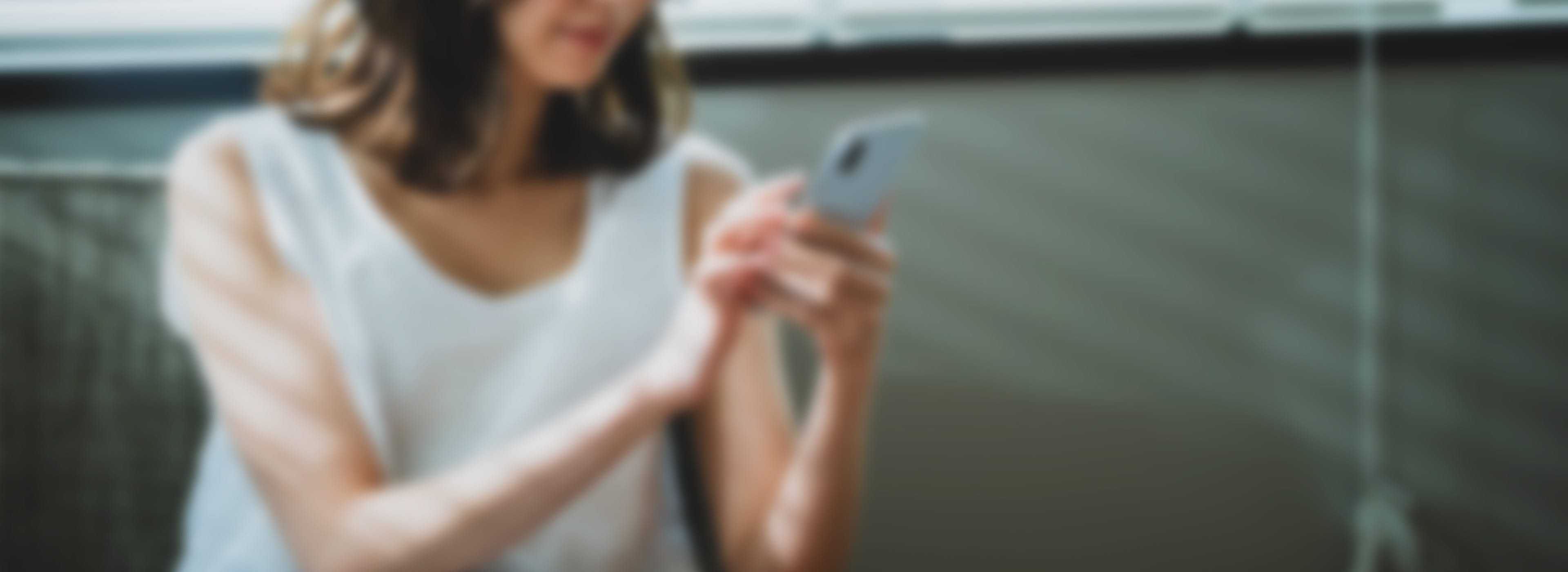 スマートフォンを操作している女性