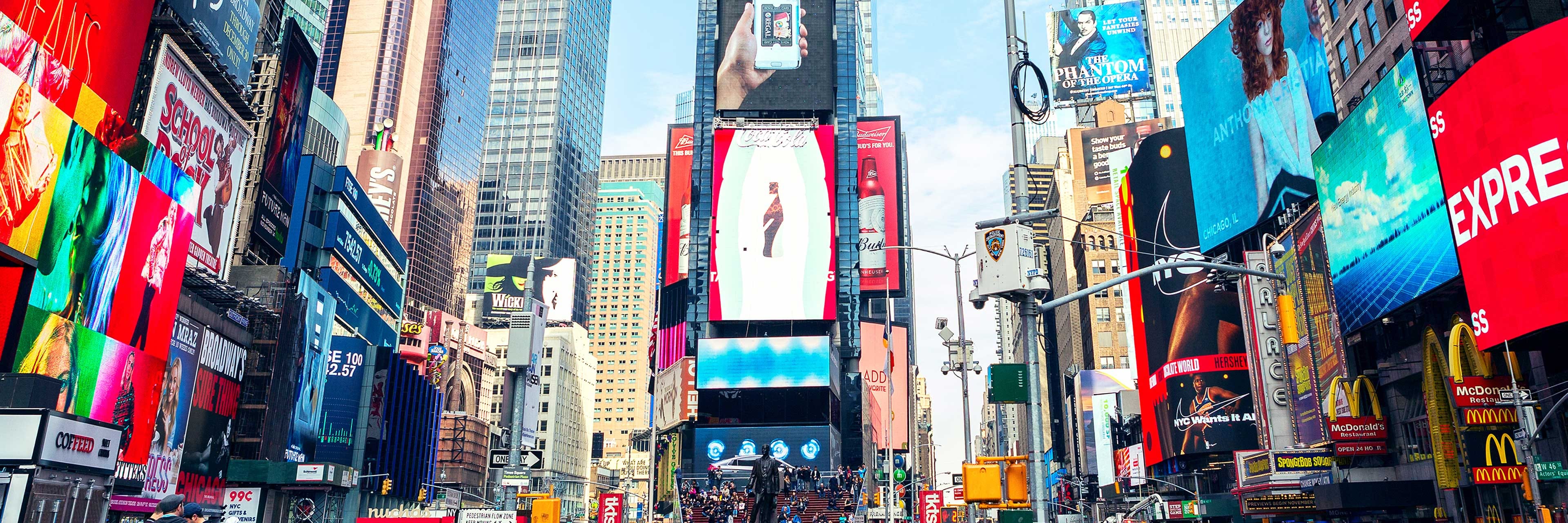 大型LEDビジョンに囲まれた街並み