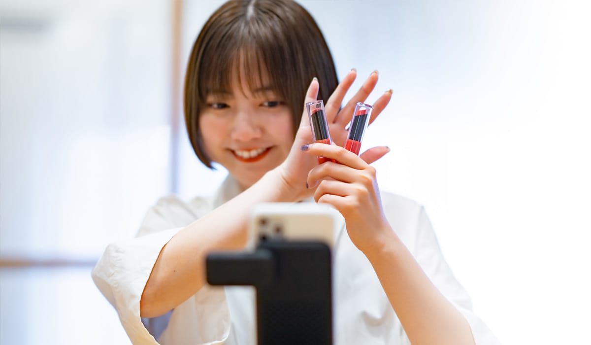 化粧品紹介の動画撮影の様子