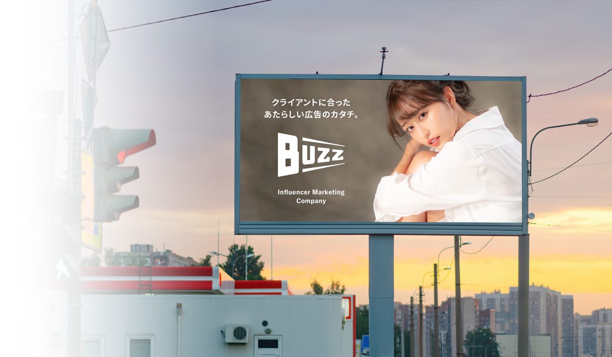 夕暮れの街並みに立つ大型LEDビジョン